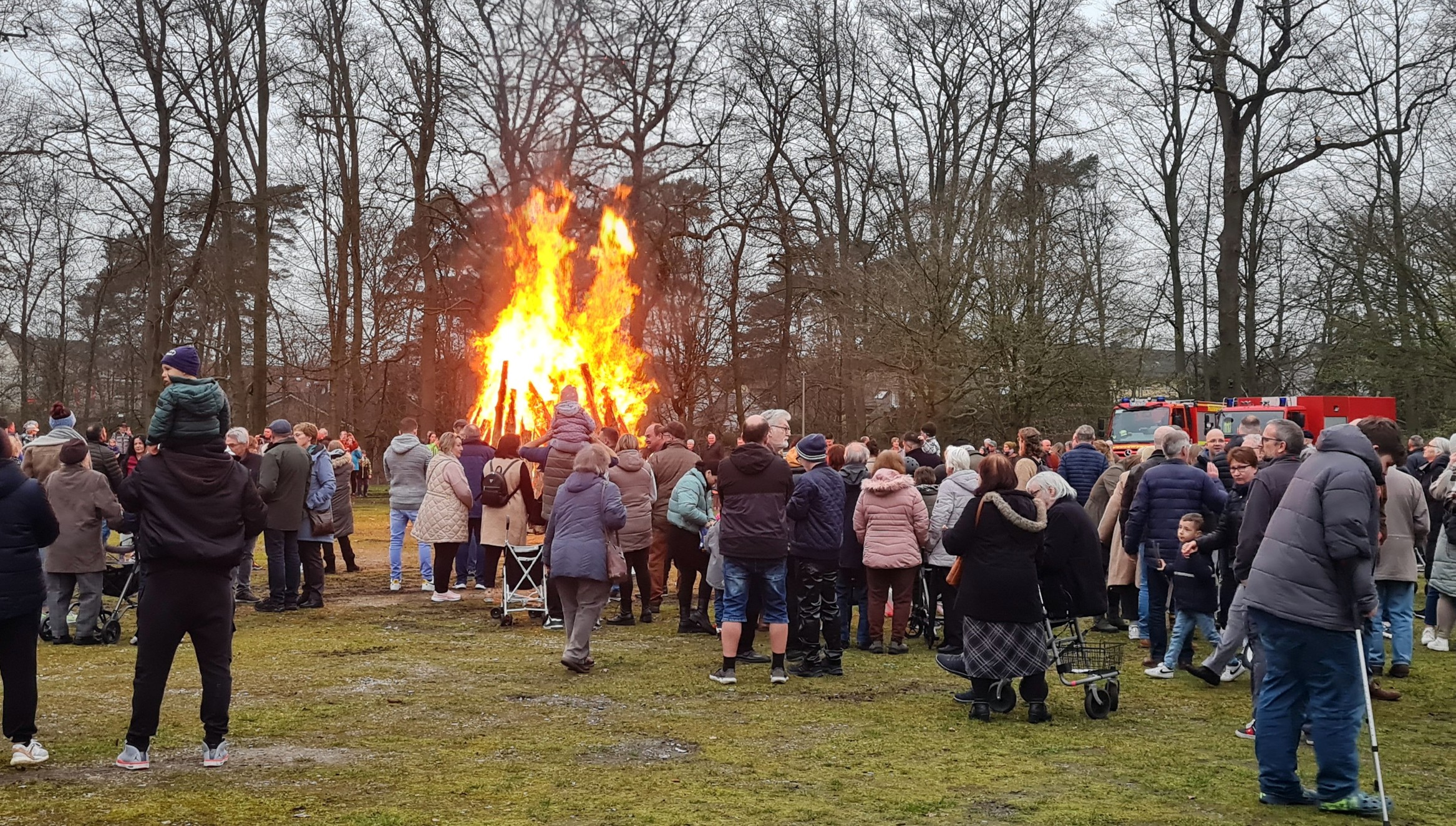 Traditionelles Osterfeuer auf der Maiwiese in Sennestadt